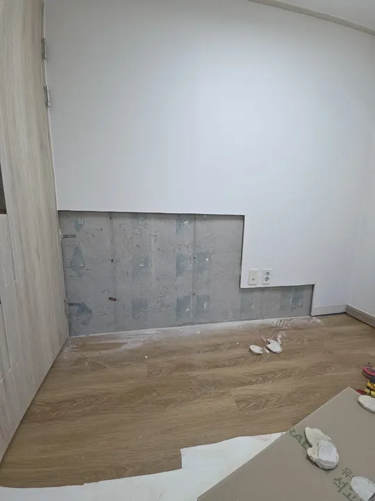 벽 하단 일부 마감을 걷어낸 구간