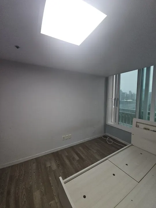 마감 후 발코니 창가 벽면 모습