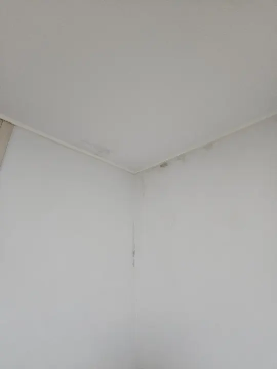 시공 전 방 모서리 벽면 상태