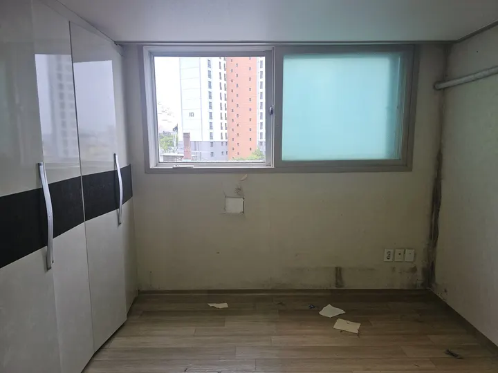 시공 전 방 안쪽 벽면 상태