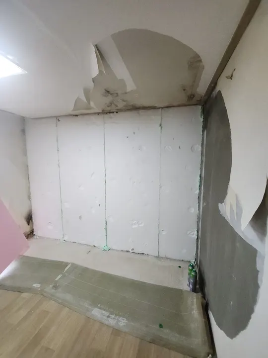 흰색 보드가 붙은 벽면 정리 상태