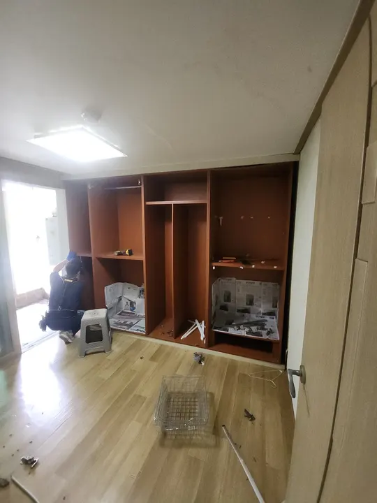 붙박이장과 맞닿은 벽면 작업 전 모습