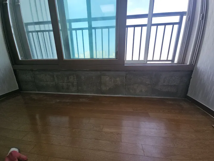 단열재 시공 뒤 마감 전의 창 하부 벽면