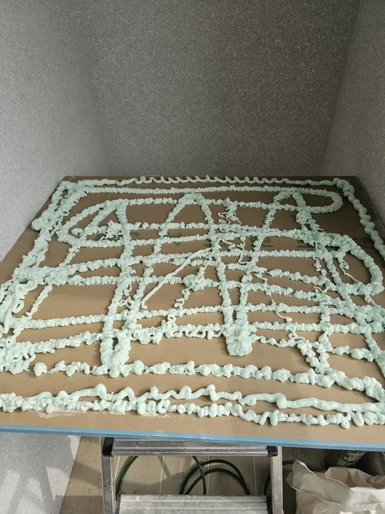 다음 판에도 접착 폼을 도포한 모습