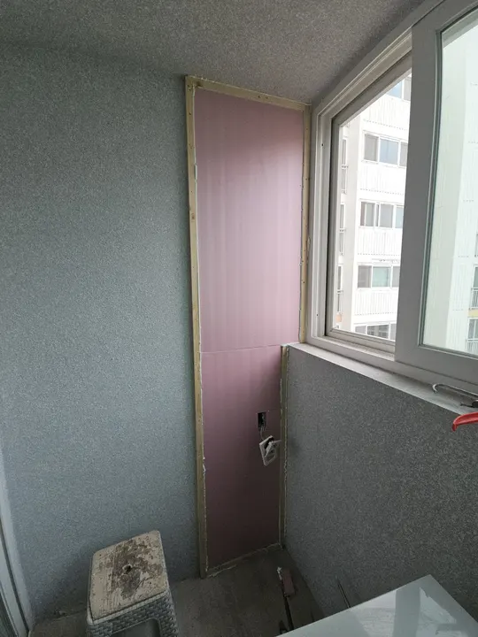 틀 옆에 단열보드를 먼저 설치한 모습