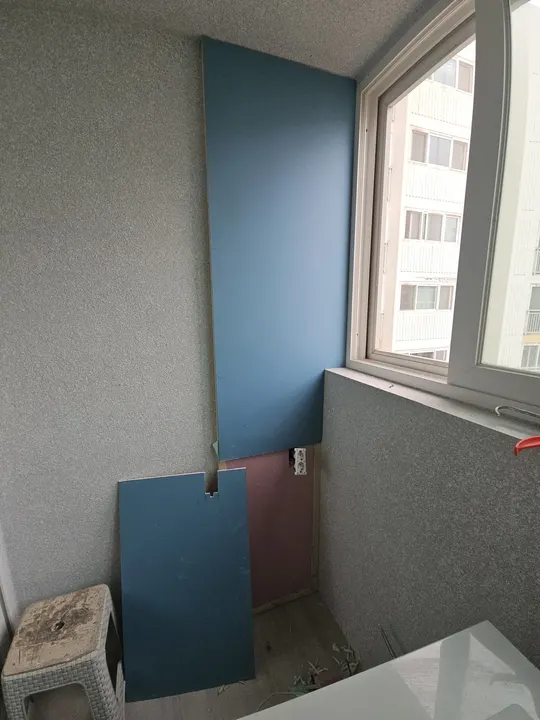 마감 보드를 벽에 맞춰 보는 과정