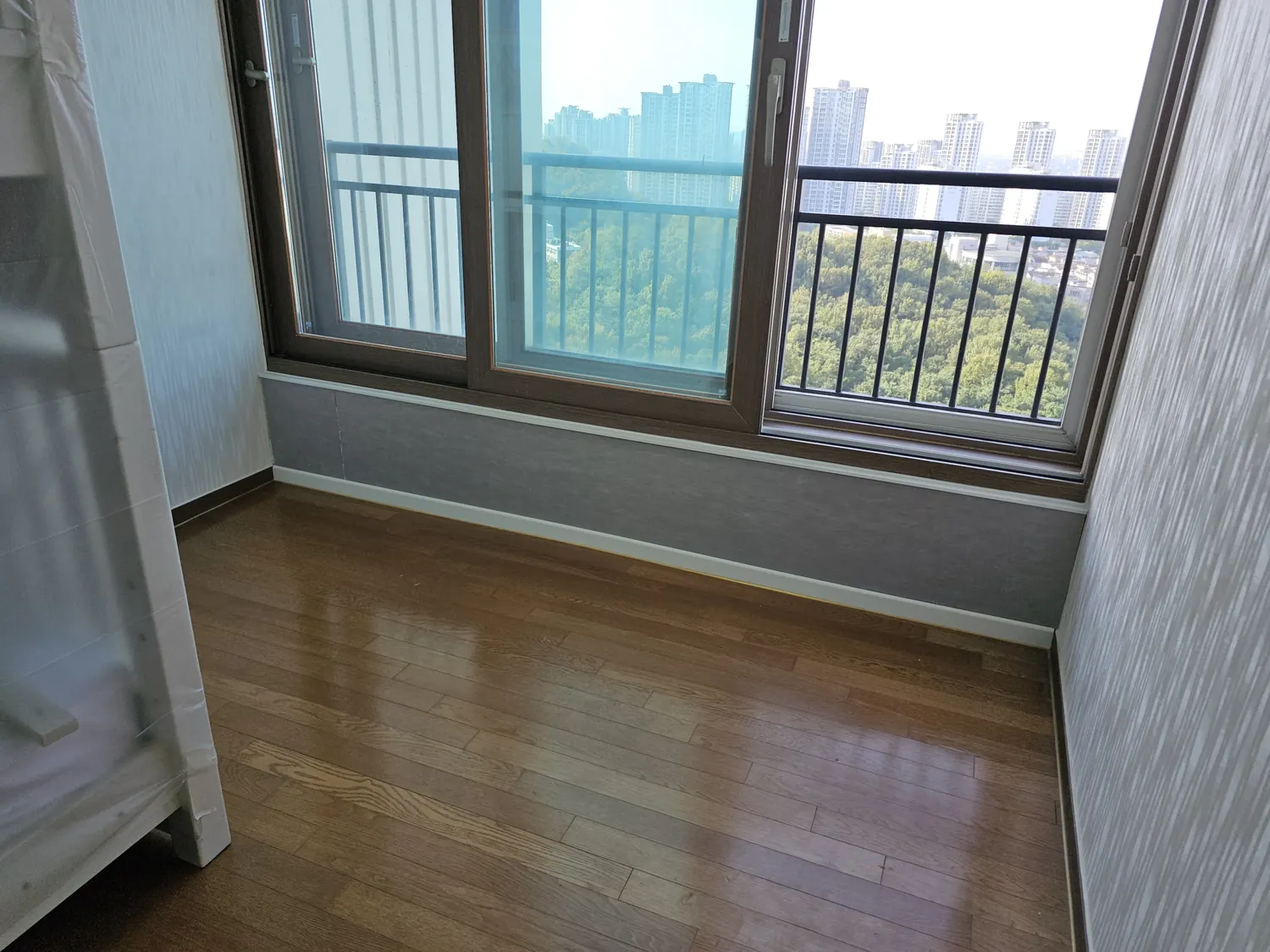 창호 주변 단열공사 현장 사진 · 마감이 끝난 창 아래 벽면